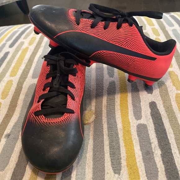 Youth puma soccer cleats. Red and black size 2 - Picture 3 of 4